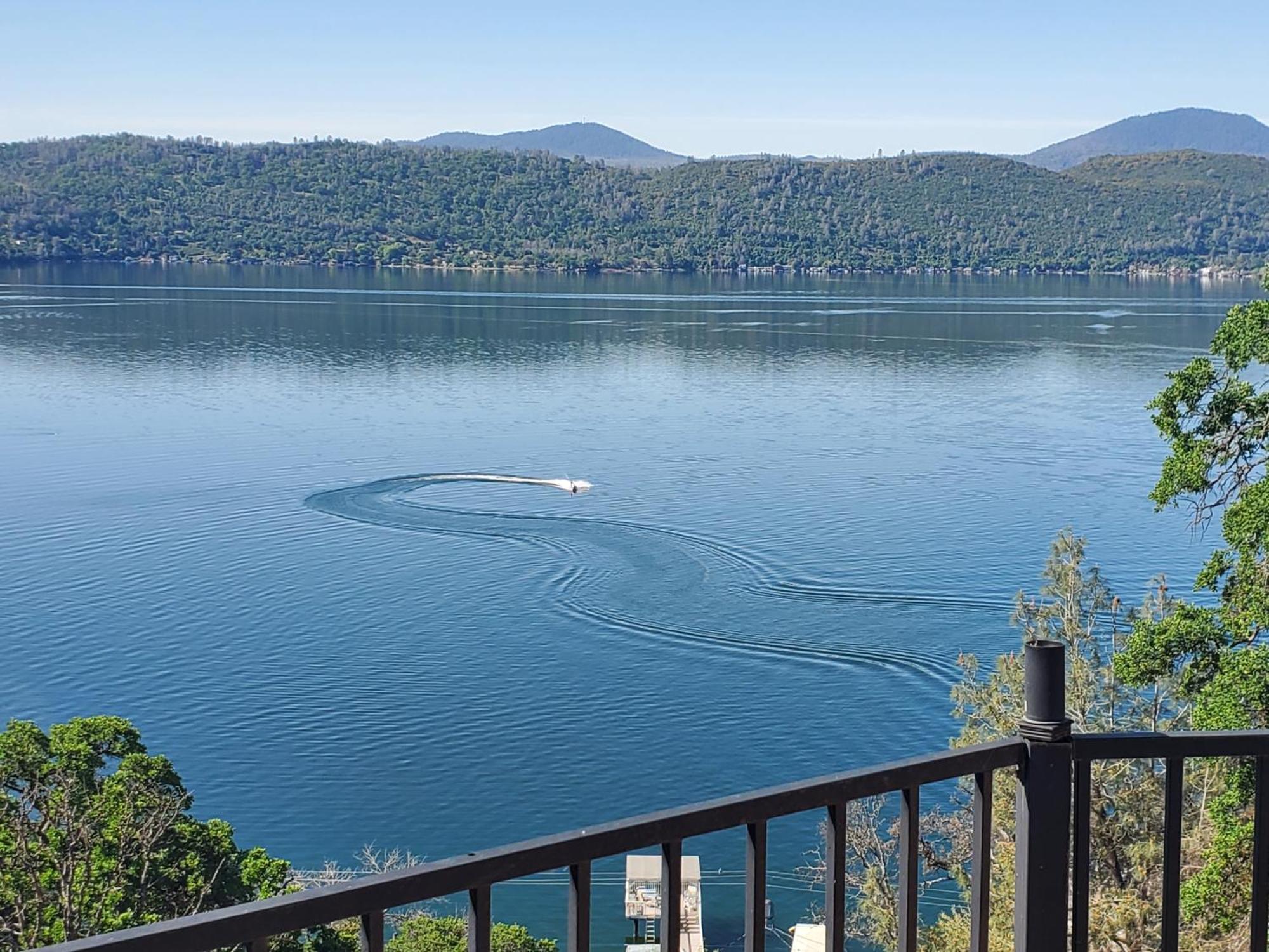 A Lake, A Mountain And The House With The Red Door Клиърлейк Екстериор снимка